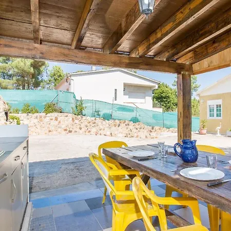 Villa Sleeps 6 *