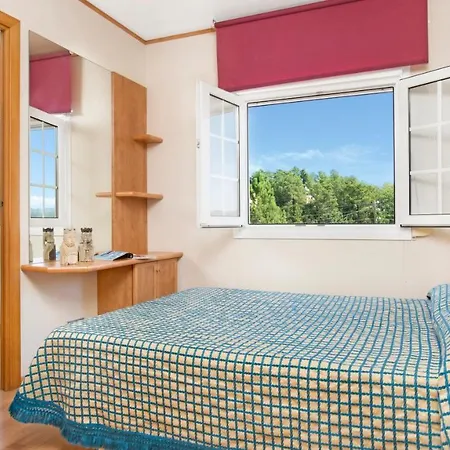 Villa Sleeps 6 *
