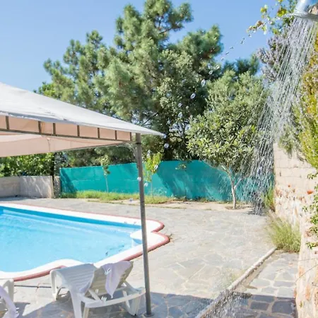 Sleeps 6
